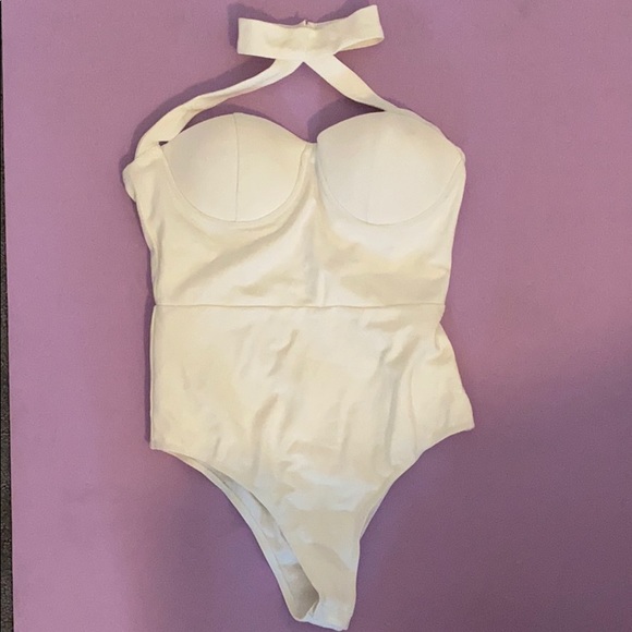 Ivory & Chain Collar Bodysuit - Picture 3 of 4